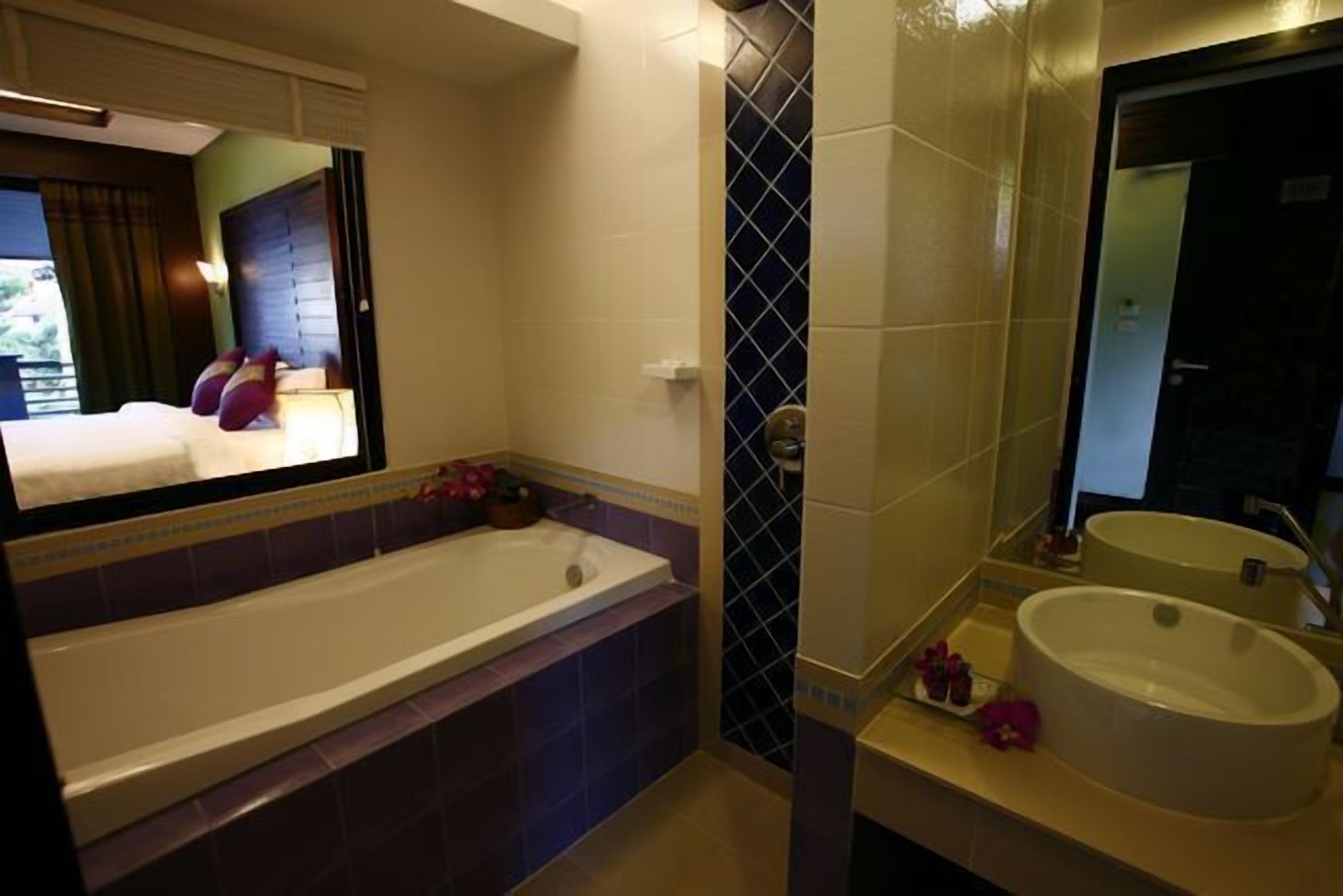 deluxe room | bathroom | towels