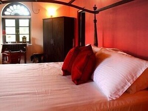 Chambre Simple Deluxe, 1 grand lit | Minibar, fer et planche à repasser, lits bébé (gratuits), Wi-Fi gratuit