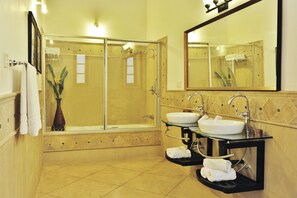 Deluxe Room | Bathroom