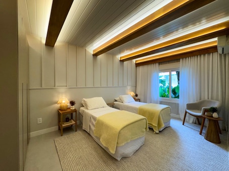 CASA DE 2 QUARTOS 660 - 4 pessoas | Minibar, in-room safe, individually decorated, desk