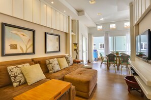 CASA DE 2 QUARTOS 651 - 4 pessoas  | Salle de séjour | Téléviseur ACL de 32 po avec télévision par câble, téléviseur