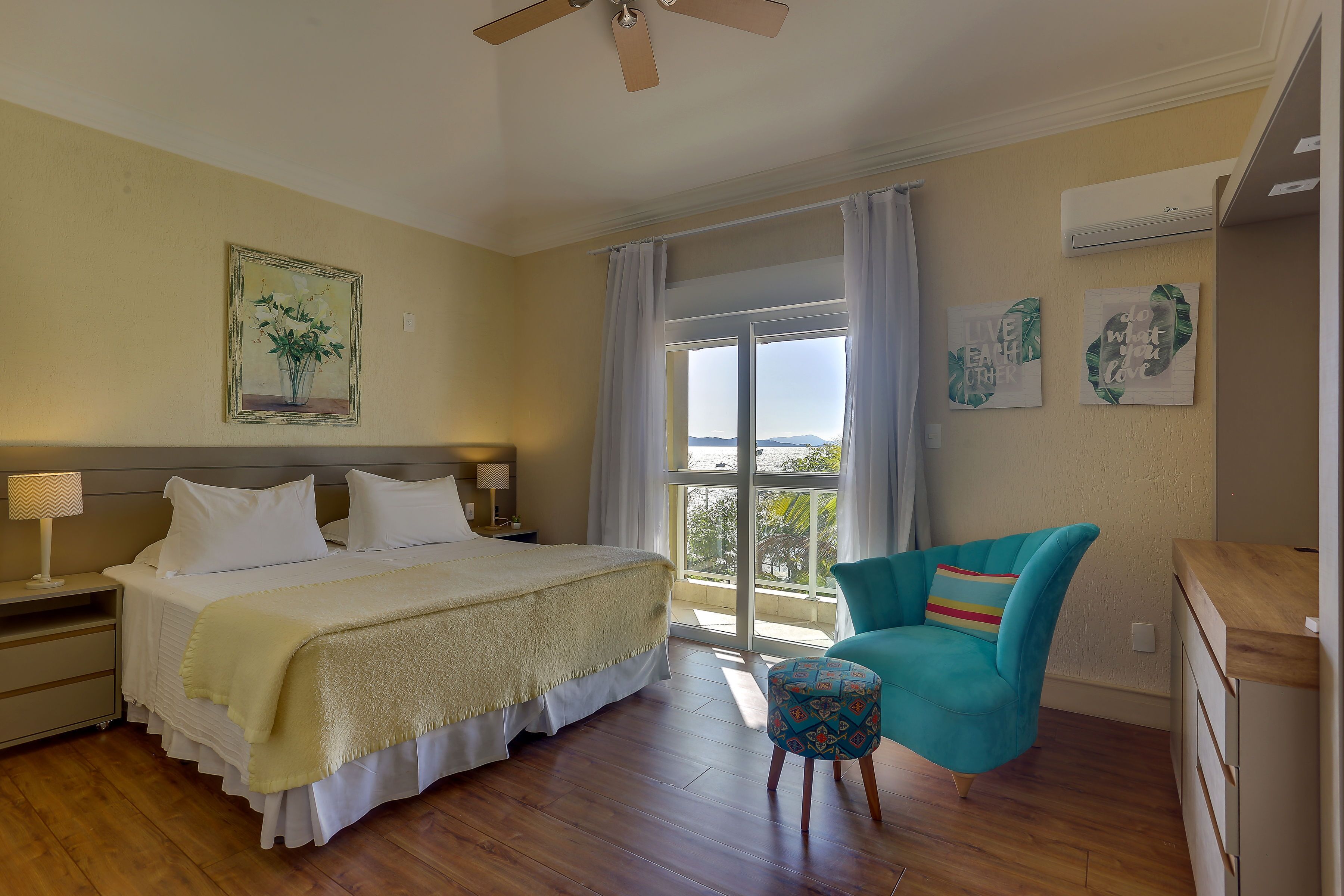 Frigobar, cofres nos quartos, individualmente decorados, escrivaninha