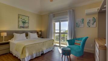 Frigobar, cofres nos quartos, individualmente decorados, escrivaninha