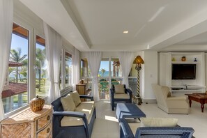 Minibar, in-room safe, individually decorated, desk - Villas Jurerê Residences (Florianópolis)