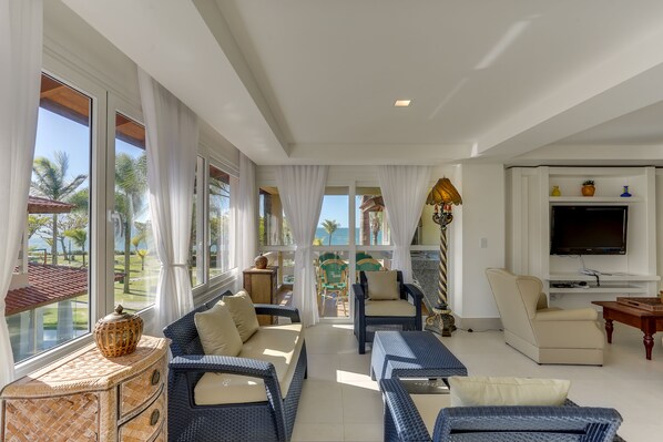 Minibar, coffre-fort, décor unique, bureau