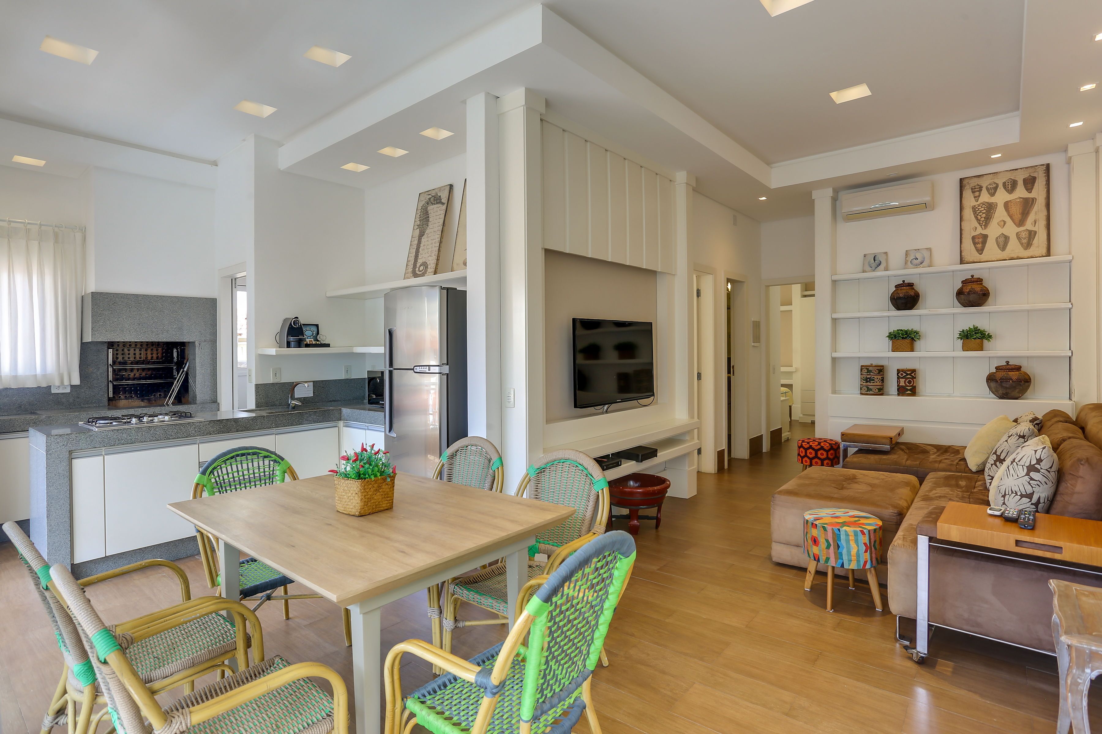 Un espacio habitable moderno con comedor, cocina y zona de estar.