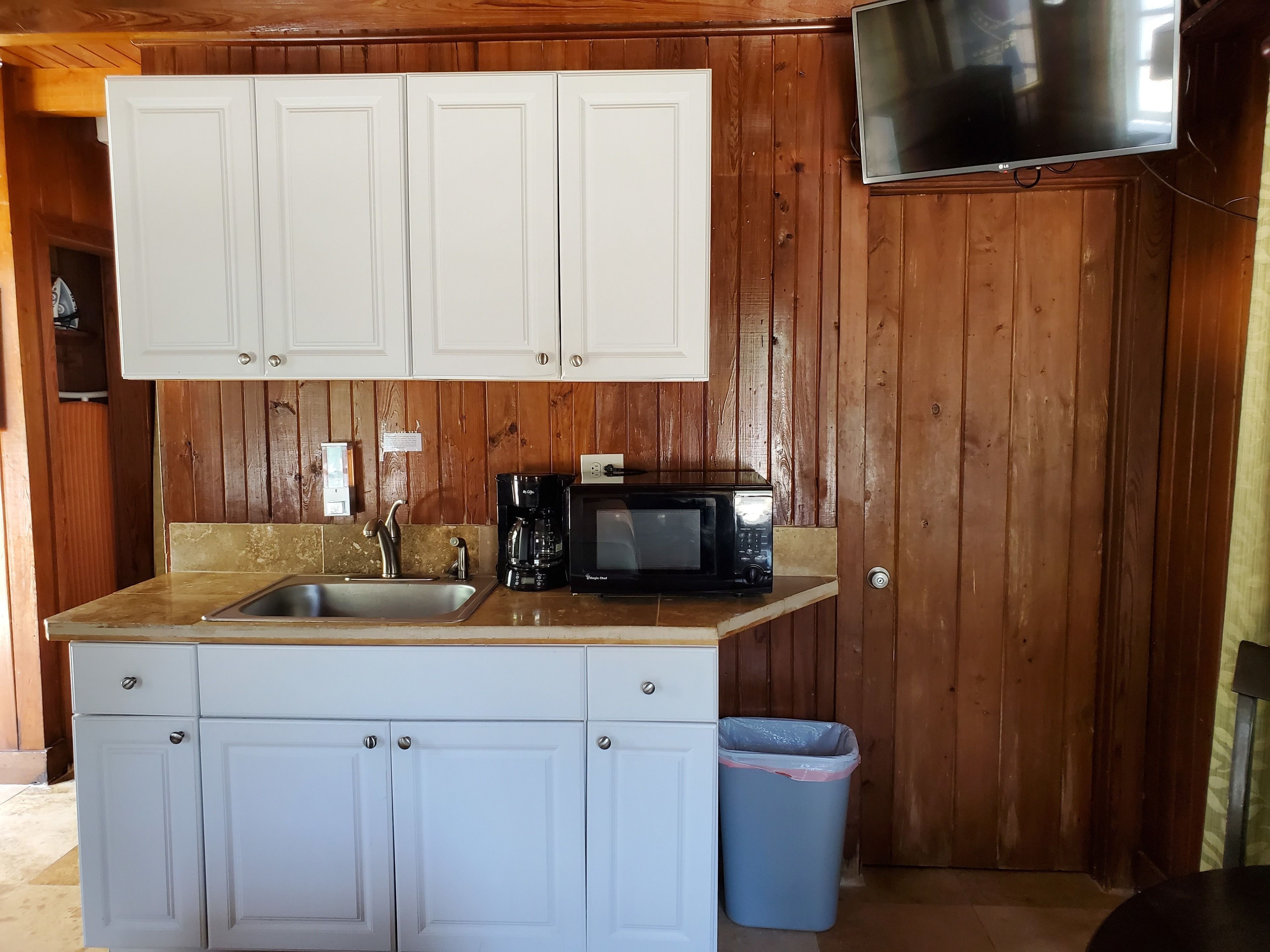 room, 1 queen bed, courtyard view (stingray guest room-1st floor) | room amenity