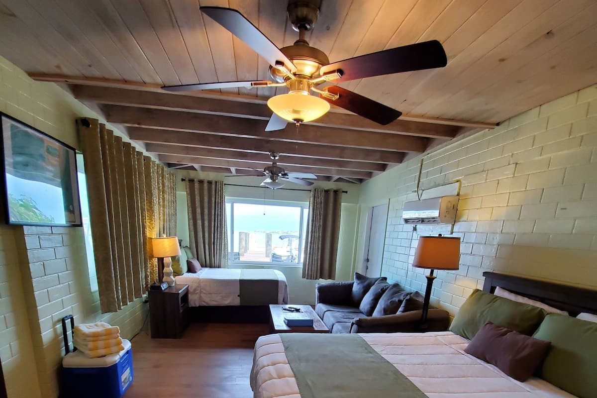 Waterfront Efficiency, 2 Double Beds - Sombrero | 1 slaapkamer, individueel gedecoreerd, individueel gemeubileerd