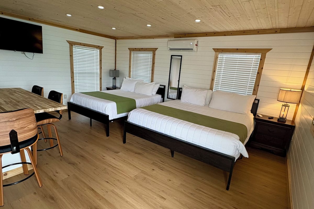 Rom, tekjøkken, kanalutsikt (Flounder, 2nd floor Stairway Access) | Individuelt dekorert, individuelt innredet og strykejern/-brett