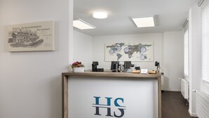 Una recepción con un logotipo, un mapa mundial y un cartel de hotel antiguo.