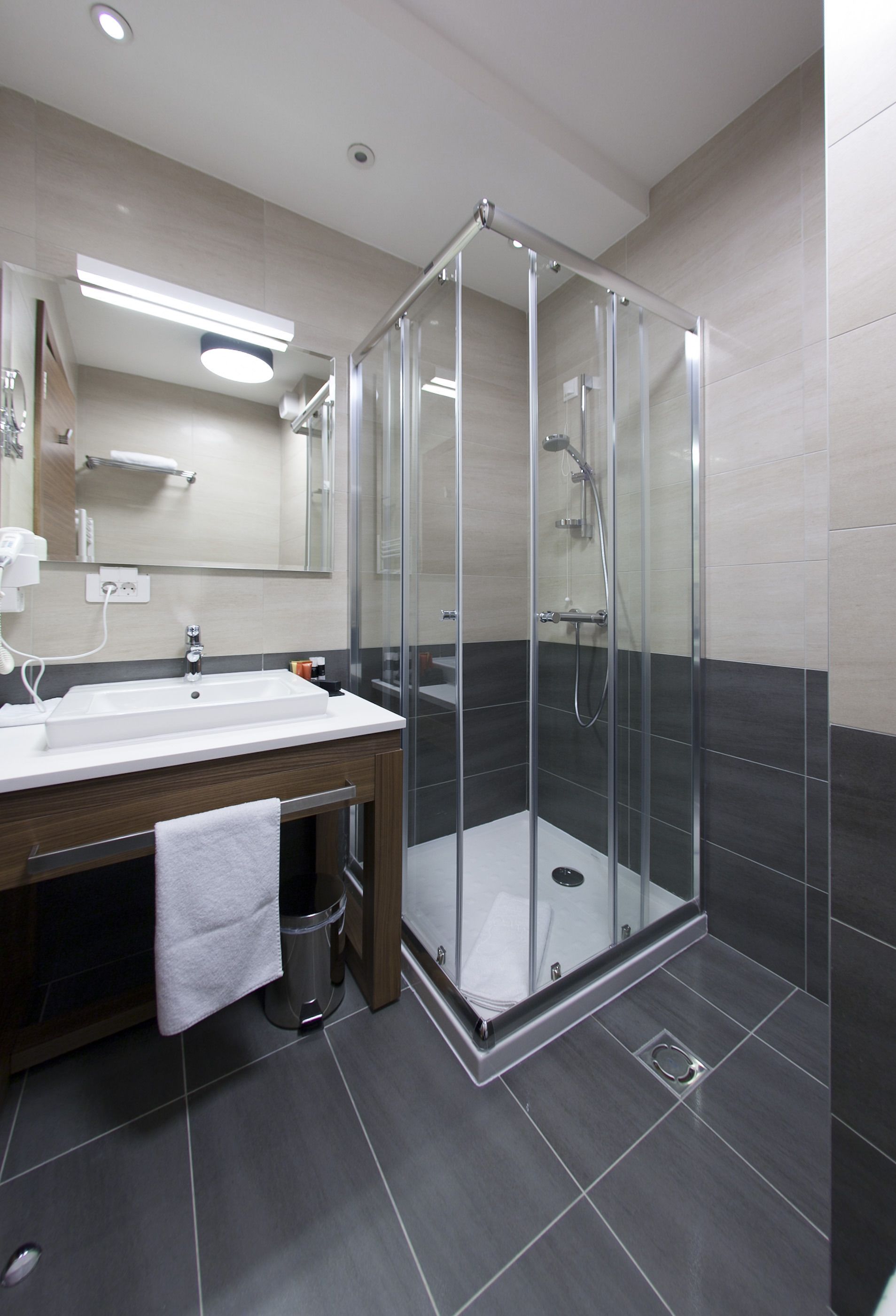 superior double or twin room | minibar, in-room safe, desk, soundproofing