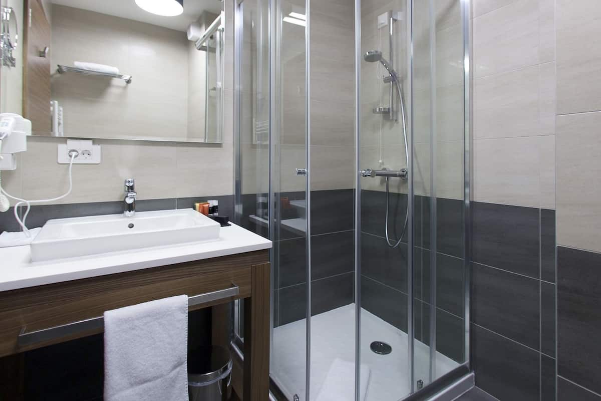 superior double or twin room | minibar, in-room safe, desk, soundproofing