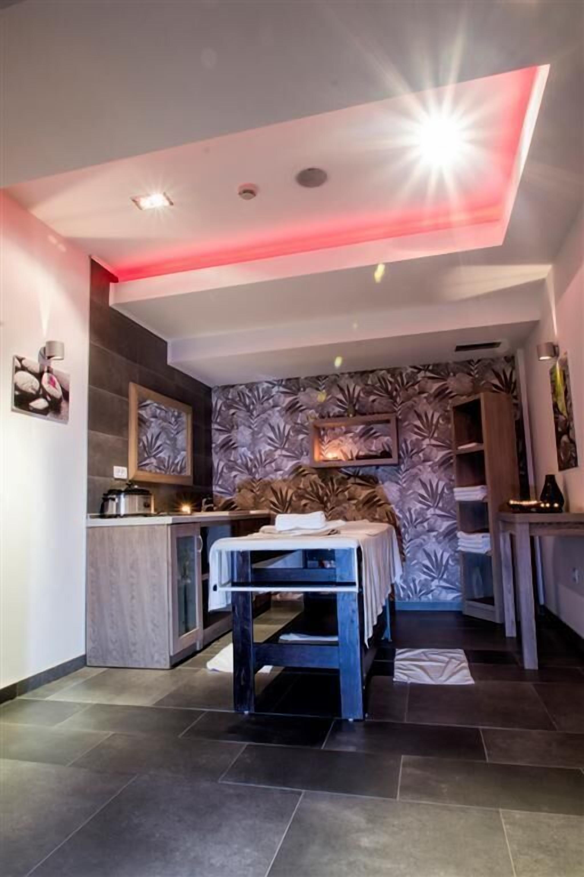 sauna, hot tub, body treatments, body wraps, body scrubs, facials