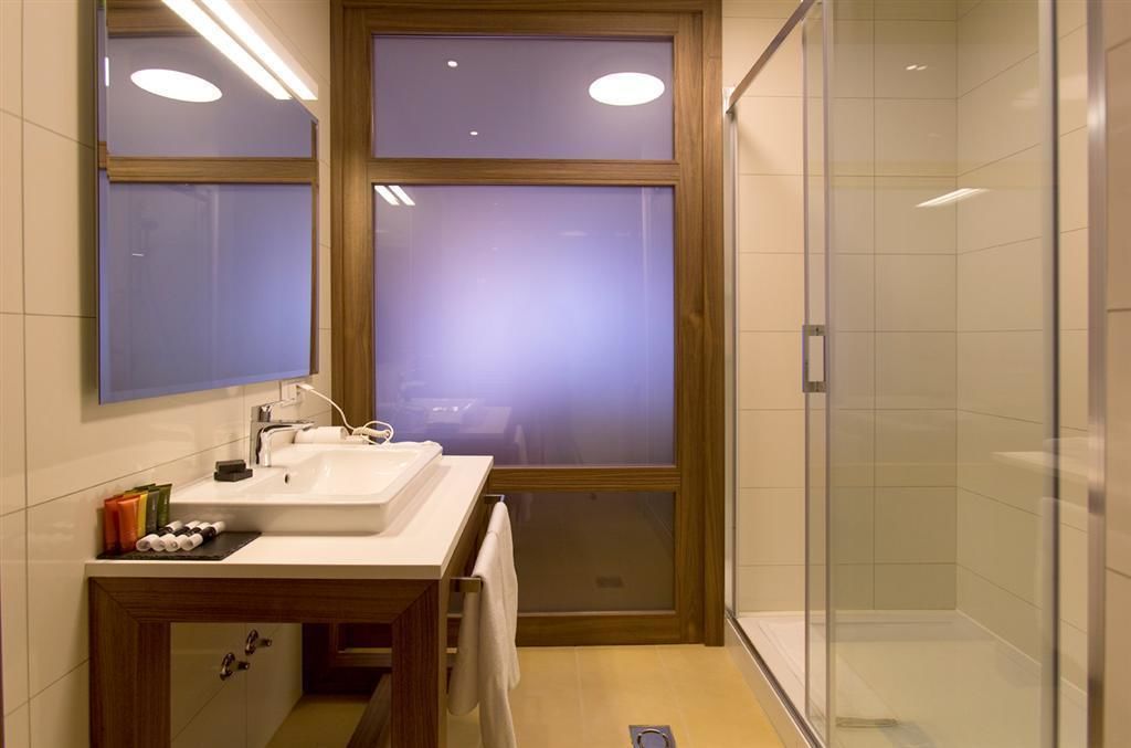 free toiletries, towels