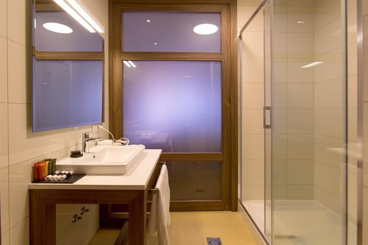 free toiletries, towels