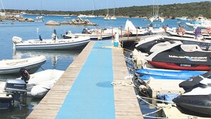 Accommodatie ligt op het strand, wit zand, varen met een motorboot