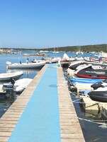 在海滩、白沙、摩托艇