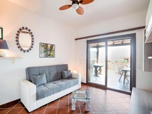 Apartamento standard, 1 quarto | Área de estar | TV de tela plana