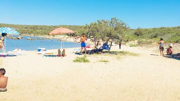 Na praia, areia branca, passeios de lancha