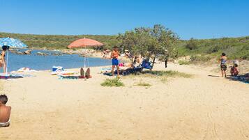 Na praia, areia branca, passeios de lancha
