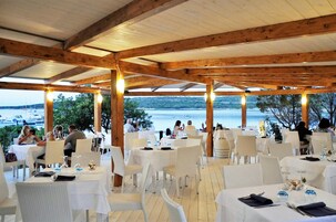 2 间餐厅，地方菜