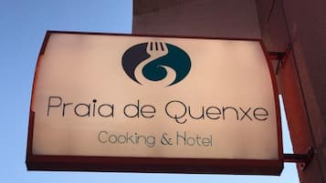 Señal para Praia de Quenxe, un restaurante y hotel.