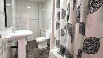 Double Room, Ensuite (Habitación 200) | Bathroom