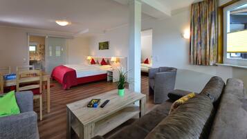 Junior-Suite, 2 Schlafzimmer (1) | Allergikerbettwaren, Daunenbettdecken, schallisolierte Zimmer