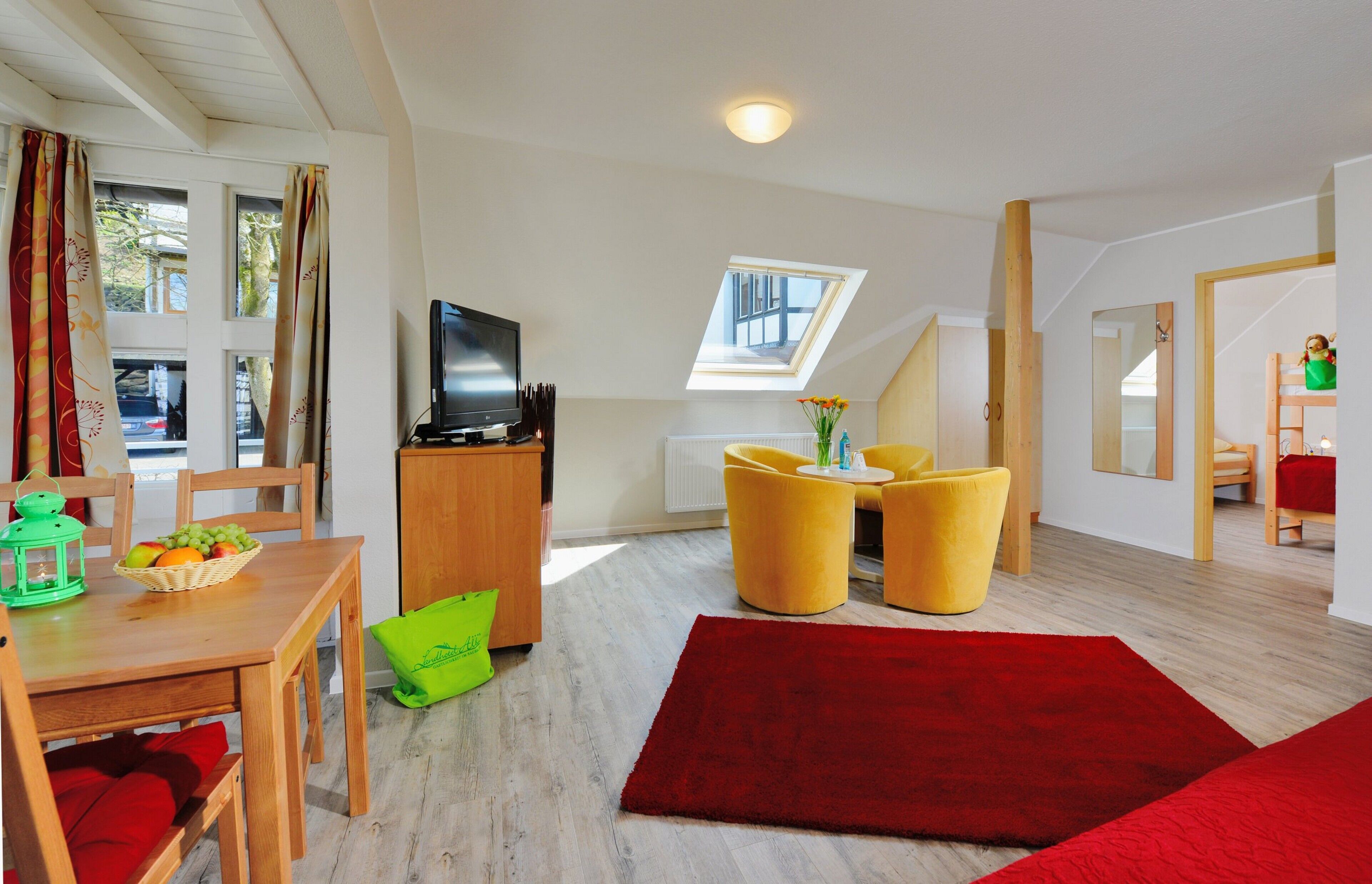 Suite junior, 2 habitaciones, balcón (1) | Ropa de cama hipoalergénica, edredón, insonorización y wifi gratis 