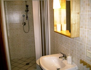 Deluxe Triple Room | Bathroom | Shower, rainfall showerhead, free toiletries, hair dryer - Bed & Breakfast Villa Mena (Pompei)