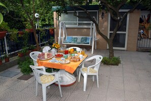 Café da manhã completo grátis todos os dias