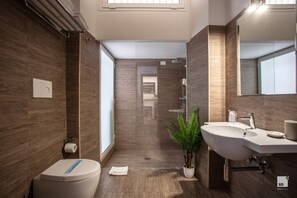 Habitación con 1 cama matrimonial o 2 individuales | Baño | Regadera, amenidades de baño gratuitas, secadora de cabello, pantuflas 
