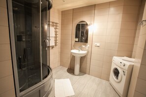 Comfort Apartment, 1 Bedroom, Kitchen | Bathroom | Shower, rainfall showerhead, free toiletries, hair dryer