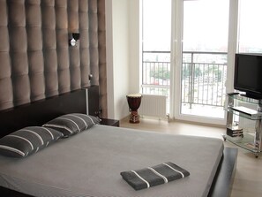 1 bedroom, premium bedding, down comforters, Select Comfort beds