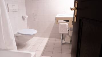 Un baño con inodoro, lavabo y bañera.