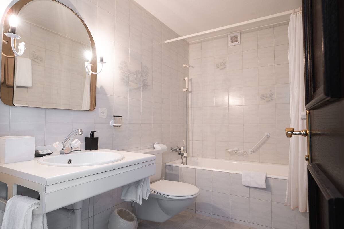 standard double room | individually furnished, desk, free wifi, bed sheets