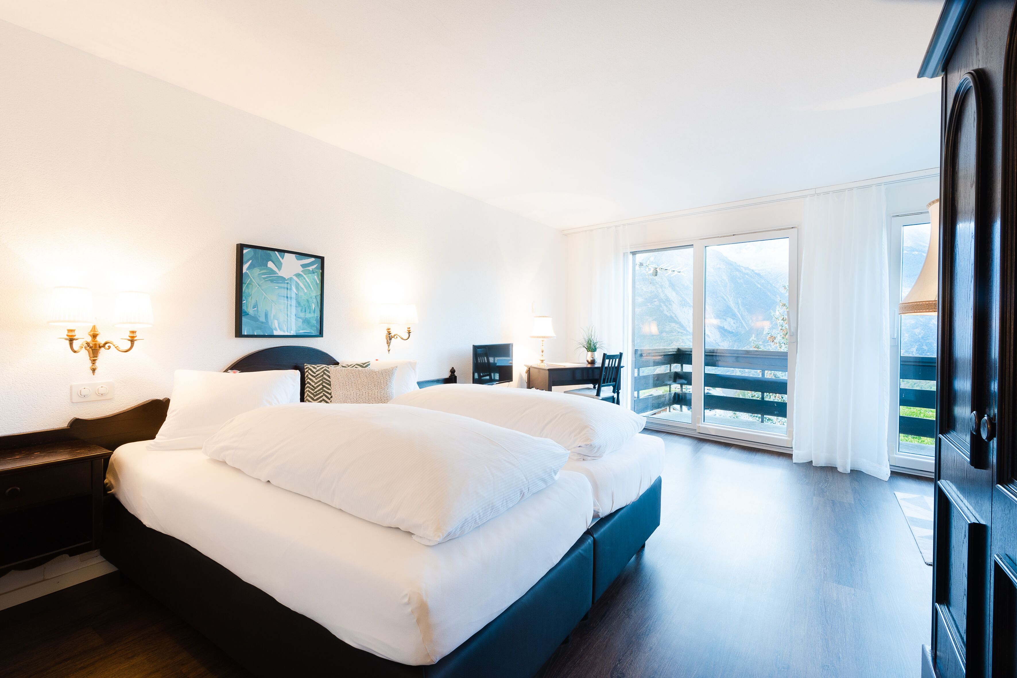 comfort double room (baroque) | individually furnished, desk, free wifi, bed sheets