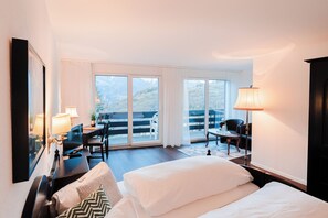 Ameublement personnalisé, bureau, Wi-Fi gratuit, draps fournis