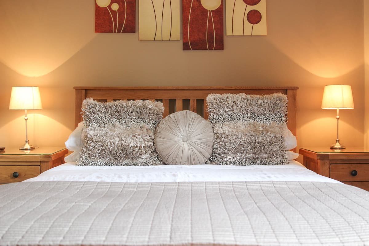 Habitación Deluxe, 1 cama King size | Escritorio, tabla de planchar con plancha y wifi gratis