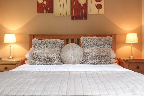 豪華客房, 1 張特大雙人床 | 書桌、熨斗/熨衫板、免費 Wi-Fi