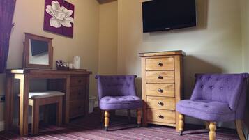 Chambre Deluxe, 1 trĂšs grand lit | Bureau, fer et planche Ă repasser, Wi-Fi gratuit