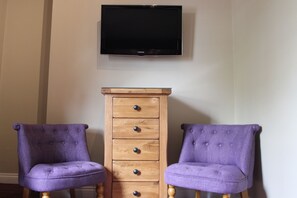 Quarto luxo, 1 cama King | Escrivaninha, ferros/tábuas de passar roupa, Wi-Fi de cortesia