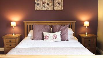 Chambre Deluxe, 1 trĂšs grand lit | Bureau, fer et planche Ă repasser, Wi-Fi gratuit