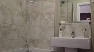 Kamar Deluks, 1 Tempat Tidur King | Kamar mandi | Kombinasi shower/bathtub dan perlengkapan mandi gratis