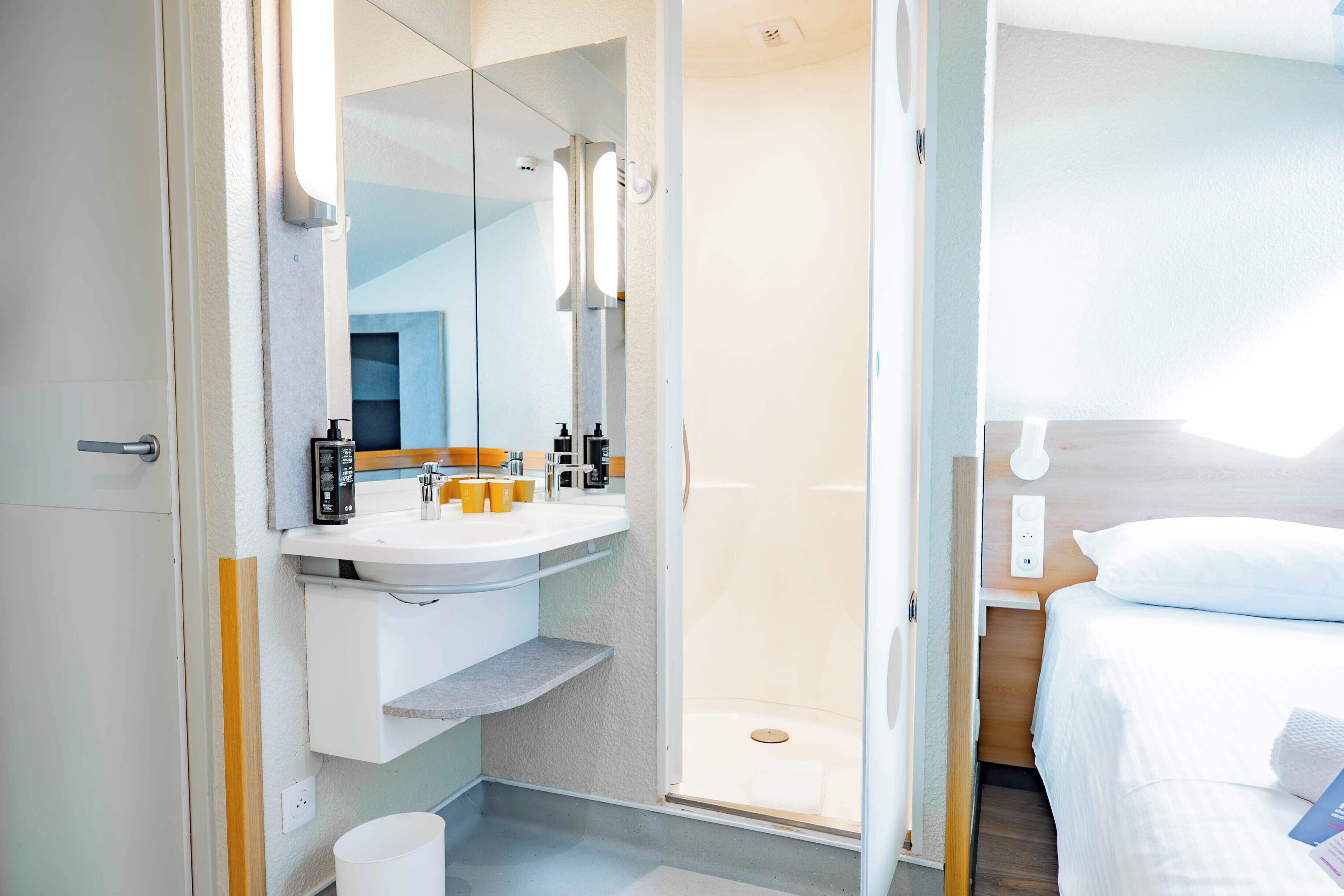 Tweepersoonskamer | Badkamer | Een douche, milieuvriendelijke toiletartikelen, een haardroger