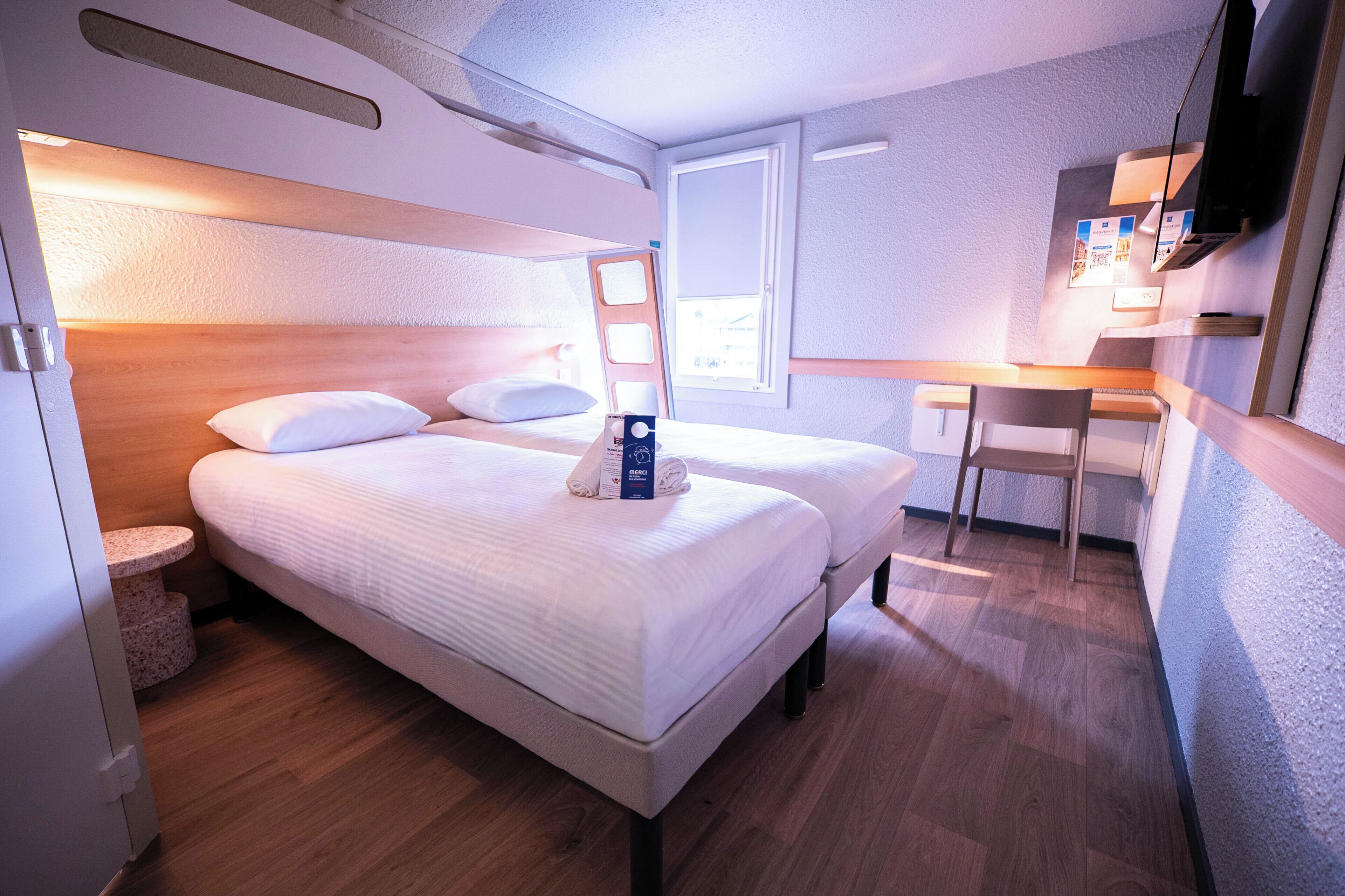 Chambre Triple (2 Twin Bed & 1 Bunk Bed) | Literie hypoallergénique, bureau, rideaux occultants