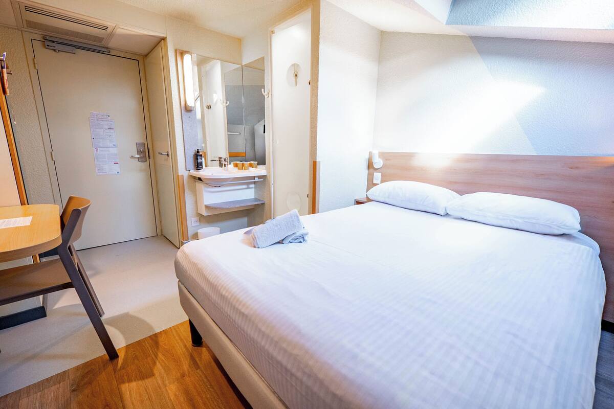 Chambre Double | Literie hypoallergénique, bureau, rideaux occultants