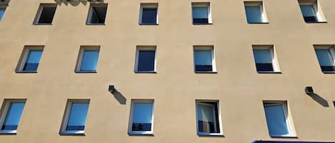 Un edificio de hotel con múltiples ventanas y un cartel que dice 'HOTEL'.