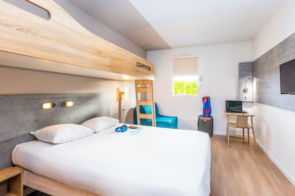 Habitación (4 people) | Escritorio, espacio para trabajar con laptop y insonorización