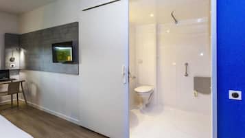 Kamer (4 people) | Badkamer | Een douche, milieuvriendelijk toiletgerief, een haardroger, handdoeken
